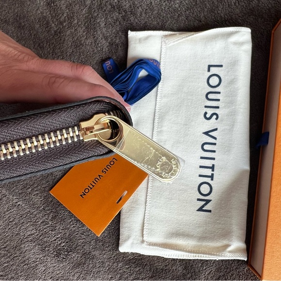 LOUIS VUITTON MONOGRAM ZIPPY WALLET LONG - Picture 5 of 12